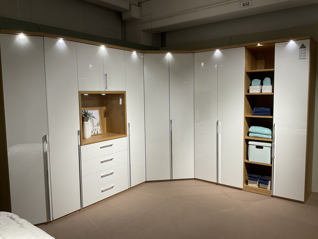 Eck-Kleiderschrank