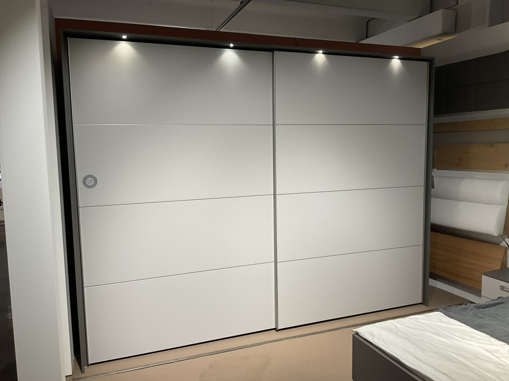 Schwebetürenschrank