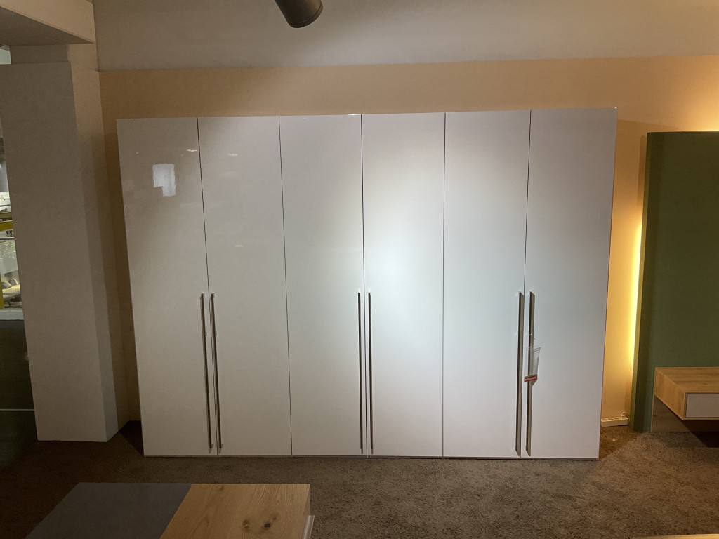 Drehtürenschrank