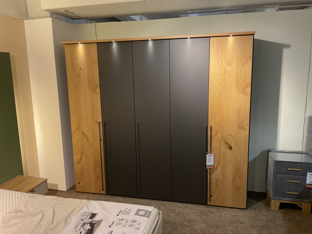 Drehtürenschrank
