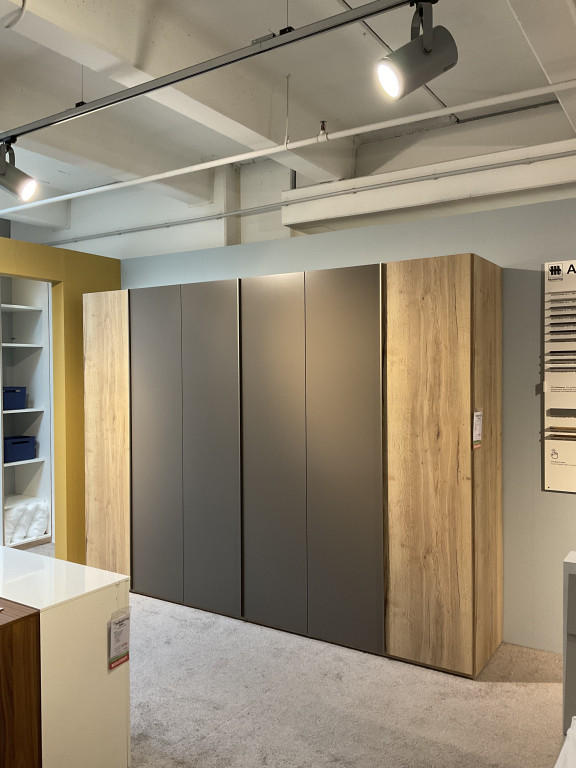 Drehtürenschrank