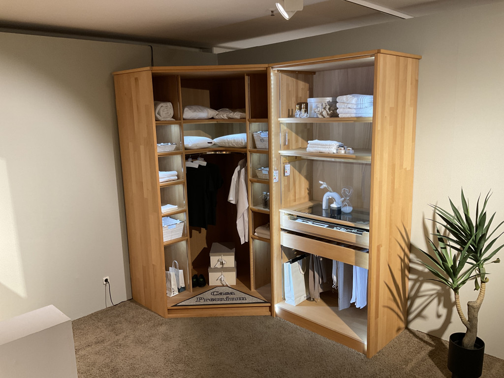Begehbare Kleiderschrank-Ecke