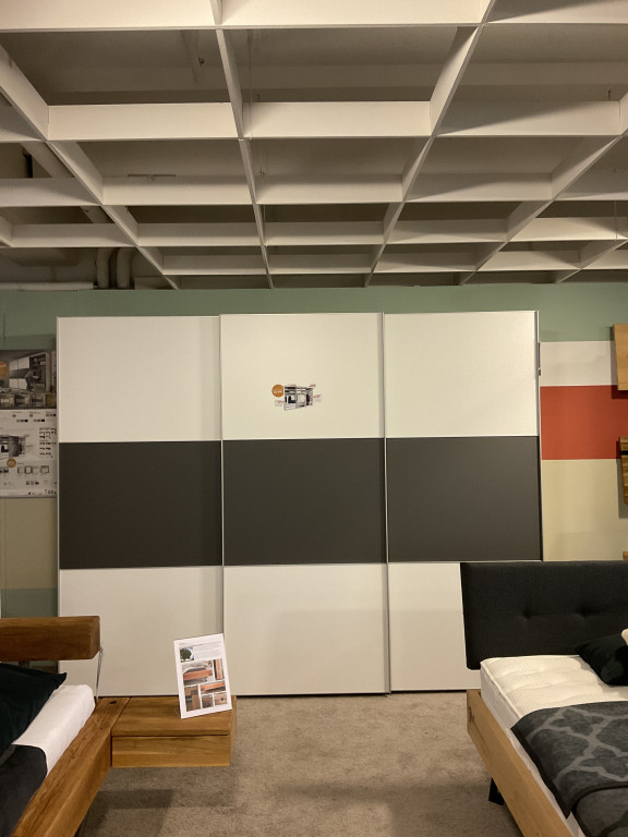 Schwebetürenschrank
