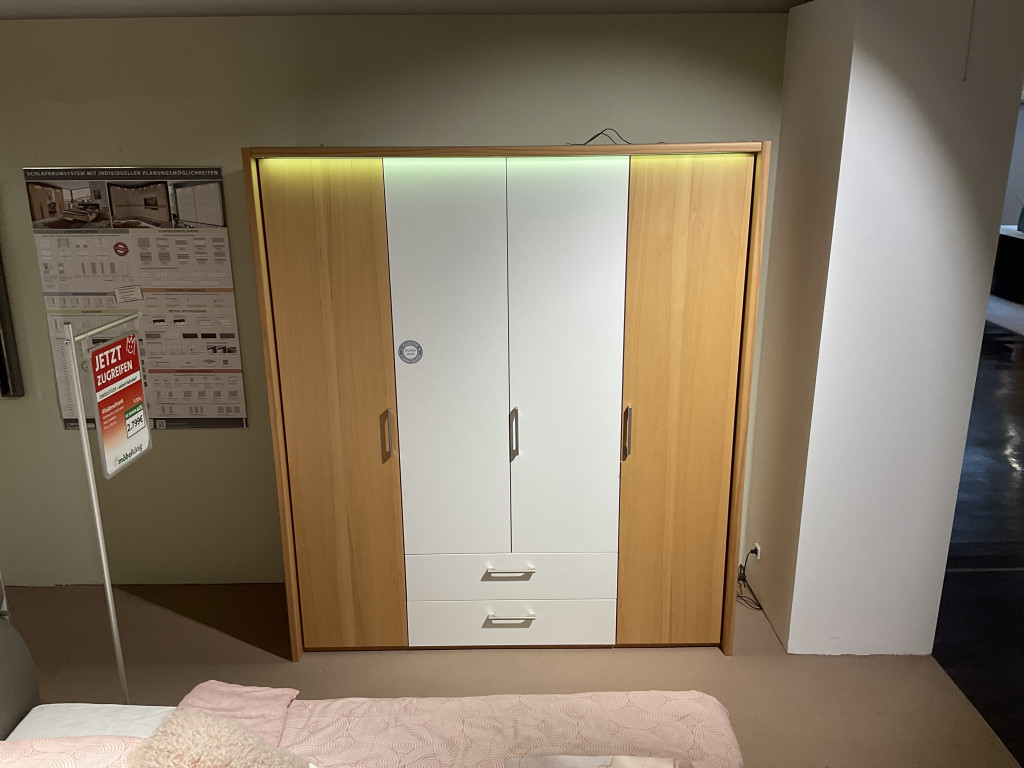 Kleiderschrank