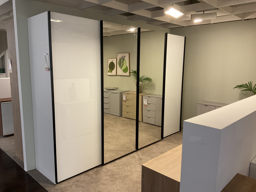 Schwebetürenschrank