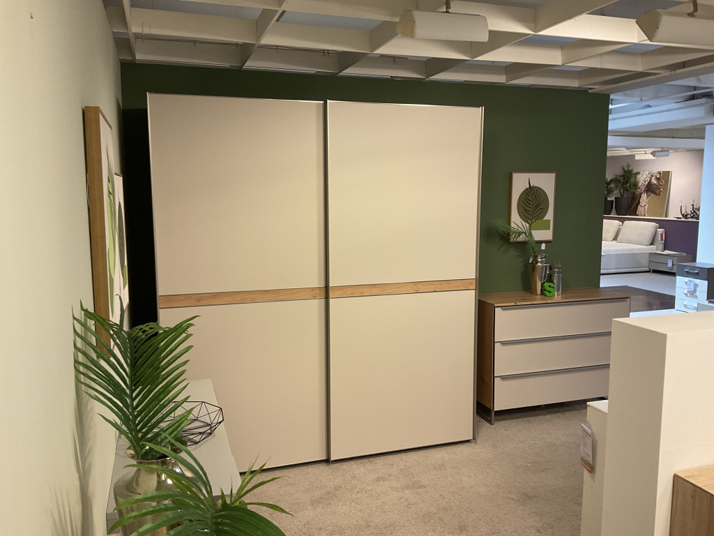 Schwebetürenschrank